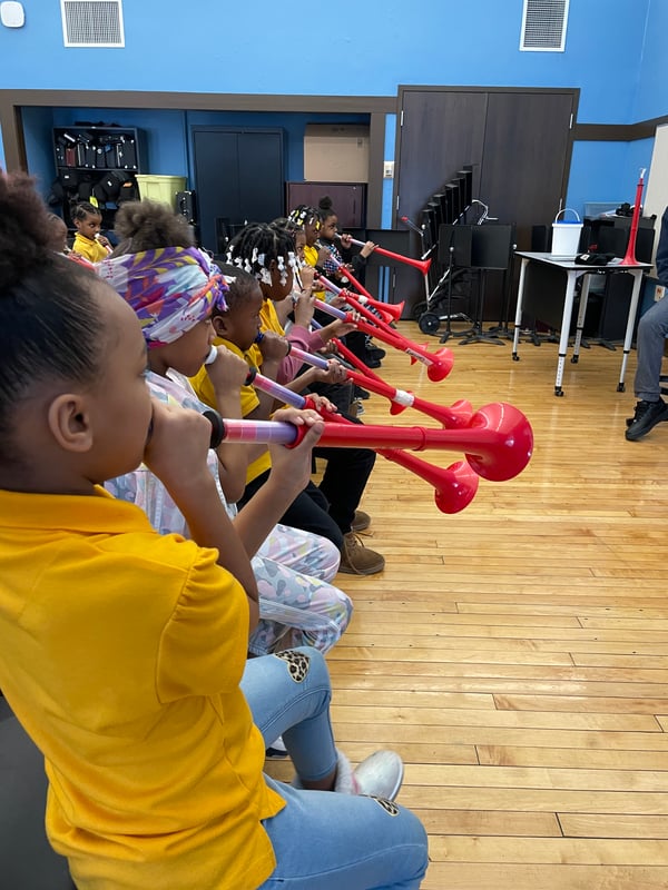 Kids at WPSOM, Chicago learn to buzz and play with pBuzz